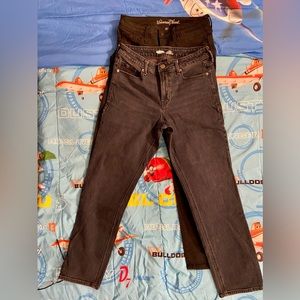 2 Pairs of Womens’ Size 8 Jeans, Brands: Universal Thread and Old Navy